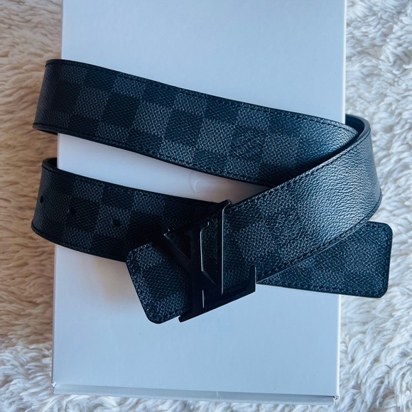LOUIS VUITTON Damier Graphite 40mm LV initial buckle men’s belt, size 40 - Picture 4 of 9